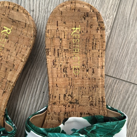 Restricted palm tree leaves sandals NWOT - Picture 5 of 6